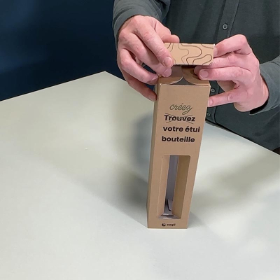 ÉTAPE 7 : Insérez votre bouteille et fermez l'étui