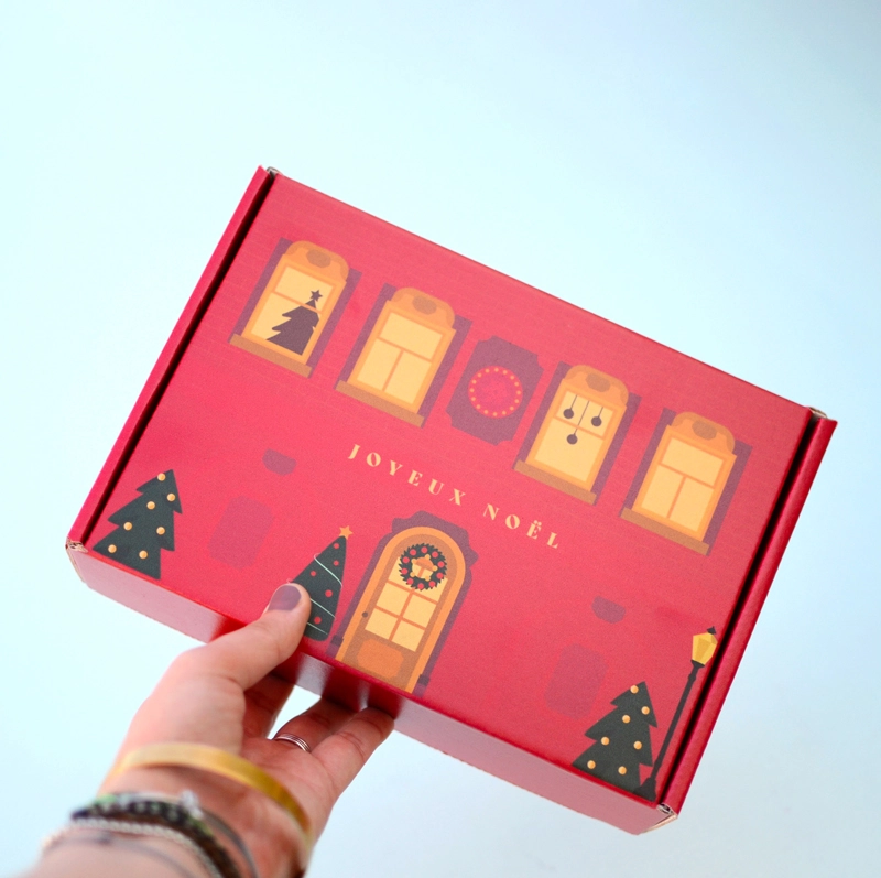 Un calendrier de l'Avent personnalisé entreprise très rouge.