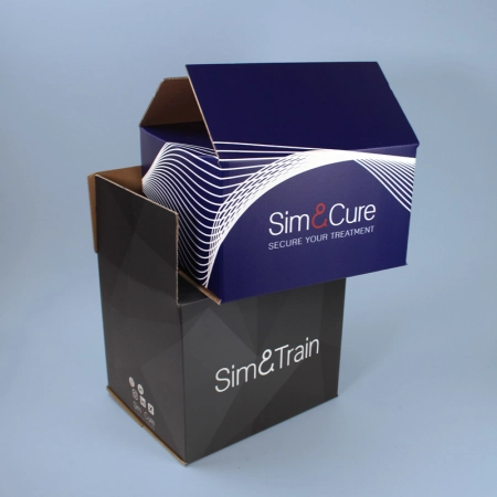 Caisses d'expédition personnalisées pour Sim & Cure