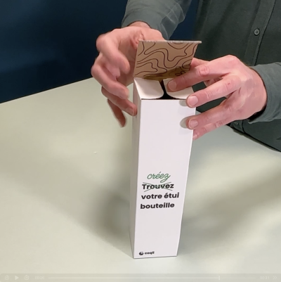 ÉTAPE 6 : Insérez votre bouteille et fermez l'étui