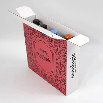 Etui personnalisé pour 4 bouteilles de vin dans une box d'oenologie