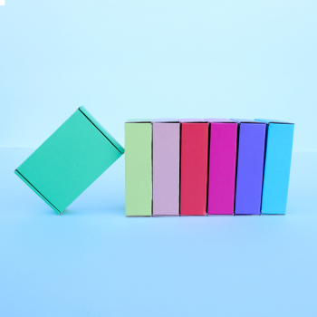 Un arc en ciel d'emballages personnalisés très colorés