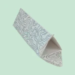 Boite triangle sur fond vert