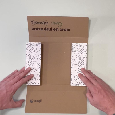 ÉTAPE 2 :  Insérez vos produits et fermez l'étui