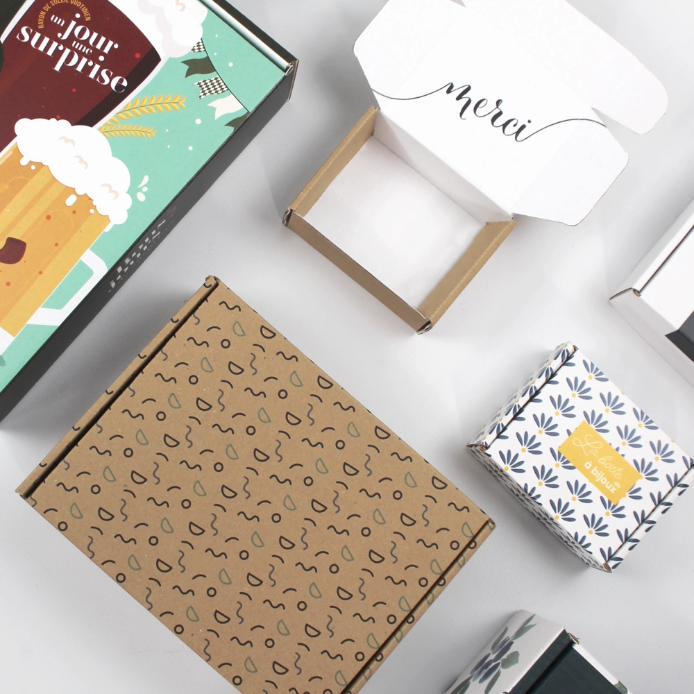 image de boîtes personnalisées sur fond blanc