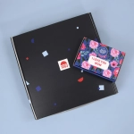 Emballer des coffrets cadeaux