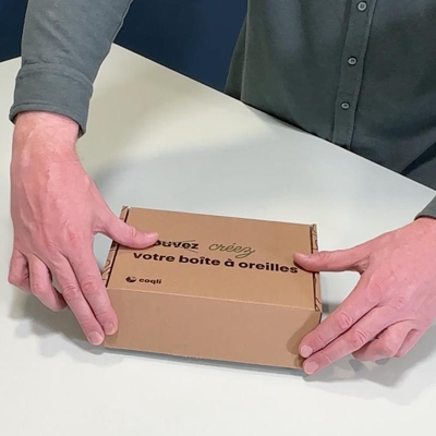 Montage de la boite à oreilles, étape 6, insérez les deux oreilles et fermez la boîte